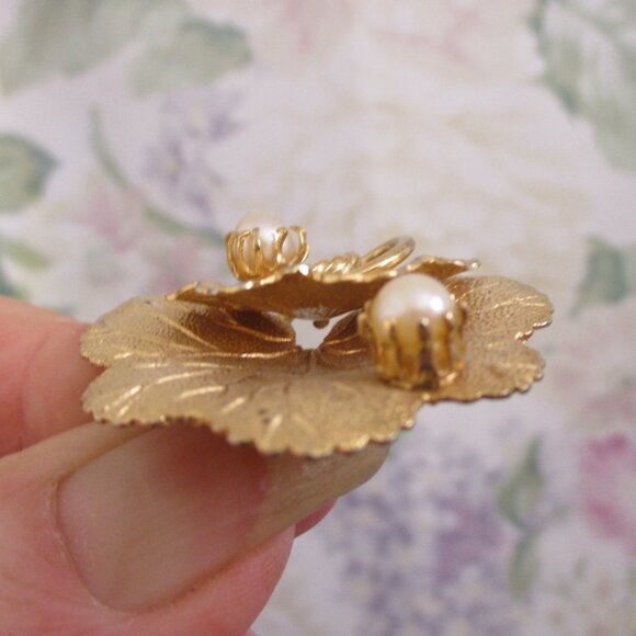 VINTAGE Cultured Pearls Gold Plate Brooch Earrings Set ~ Gold Leaf Swirl Pearls - Picture 8 of 16